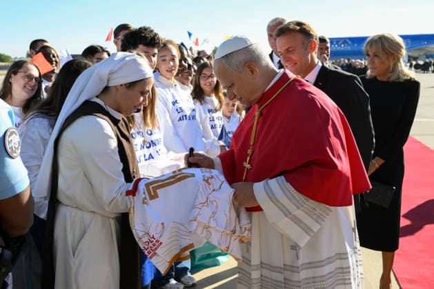 TRIP_PAPA_2026 France, Parly, Vatican, 2026 9 25 Welcome ceremony for Pope Leo XIV upon his arrival at Paris Orly International Airport at the beginning of his apostolic journey to France. EDITORIAL USE ONLY - NO BOOKS Copyright: xVATICANxMEDIA xCatholicxPressxPhotox