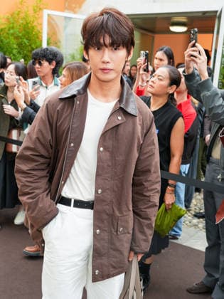 IPA88948213 - Milan, Milan Women™s Fashion Week Spring Summer 2027 - Women™s Fashion, Spring Summer 2027 - Tod™s fashion show - guests pictured: Seung Ju Han  Copyright: xRiccardoxGiordanox xRiccardoxGiordanox IPA88948213