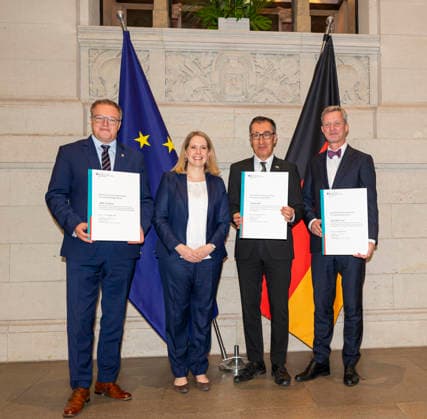 Verena Hubertz + NextBauBW EUR, Deutschland, Berlin, 25.09.2026: Übergabe einer Fördervereinbarung durch Verena Hubertz (SPD), Bundesministerin für Wohnen, Stadtentwicklung und Bauwesen. Baden-Württembergs bekommt ein Bundesforschungszentrum für klimaneutrales und ressourceneffizientes Bauen (BFZ-Bau). Gemeinsam mit Sachsen und Thüringen ist Baden-Württemberg gleichberechtigtes Gründungsmitglied dieses bundesweiten Forschungsverbunds. Mit dem BFZ-Bau soll vor allem der Transfer von innovativen Konzepten in die Bauwirtschaft beschleunigt werden. Mit der geplanten Landeszentrale NextBauBW in Stuttgart soll ein dauerhafter Dreh- und Angelpunktpunkt dafür entstehen. Damit baut Baden-Württemberg seine Spitzenposition in der Bauf