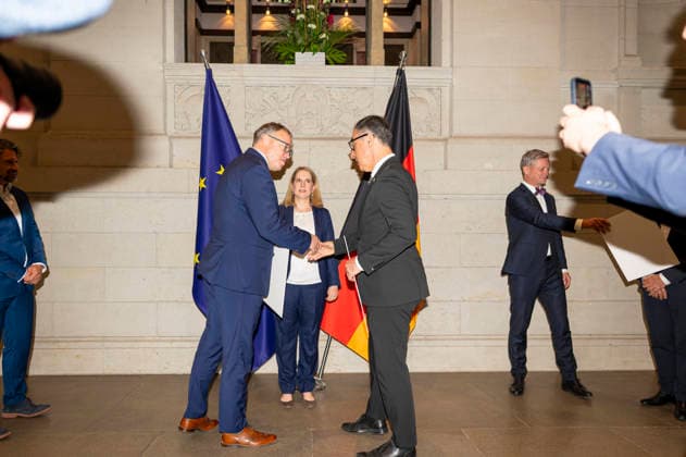 Verena Hubertz + NextBauBW EUR, Deutschland, Berlin, 25.09.2026: Übergabe einer Fördervereinbarung durch Verena Hubertz (SPD), Bundesministerin für Wohnen, Stadtentwicklung und Bauwesen. Baden-Württembergs bekommt ein Bundesforschungszentrum für klimaneutrales und ressourceneffizientes Bauen (BFZ-Bau). Gemeinsam mit Sachsen und Thüringen ist Baden-Württemberg gleichberechtigtes Gründungsmitglied dieses bundesweiten Forschungsverbunds. Mit dem BFZ-Bau soll vor allem der Transfer von innovativen Konzepten in die Bauwirtschaft beschleunigt werden. Mit der geplanten Landeszentrale NextBauBW in Stuttgart soll ein dauerhafter Dreh- und Angelpunktpunkt dafür entstehen. Damit baut Baden-Württemberg seine Spitzenposition in der Bauf