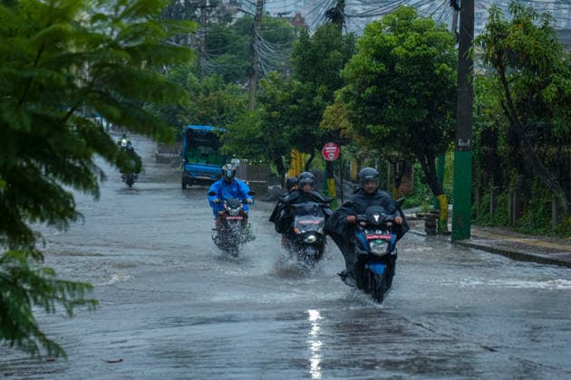 Heavy Rainfall Disrupts Daily Life in Kathmandu KATHMANDU, NEPAL September 25, 2026: Heavy rainfall has caused water to overflow onto roads, disrupting the daily lives of residents and hindering vehicle movement in the Khumaltar area of Lalitpur, Nepal. The rainfall has disrupted daily activities as a deep depression over the Bay of Bengal continues to influence weather conditions in the region. (Photo by Hong Kong Nexpher Images) kathmandu Hong Kong