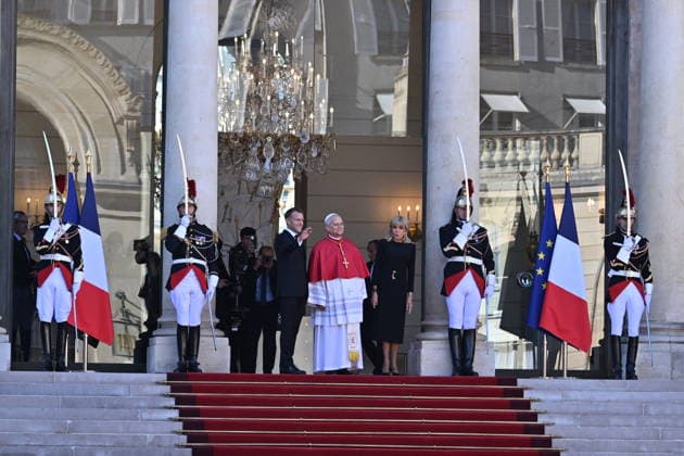 POPE LEO MEETS WITH PRESIDENT ELISEO France, Paris, Vatican, 2026 9 25 Visit to the President of the Republic at the Elysee Palace. Pope Leo XIV meets French President Emmanuel Macron during his apostolic journey to France. EDITORIAL USE ONLY - NO BOOKS Copyright: xALESSIAxGIULIANI xCatholicxPressxPhoto Poolx