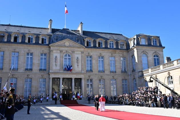 POPE LEO MEETS WITH PRESIDENT ELISEO France, Paris, Vatican, 2026 9 25 Visit to the President of the Republic at the Elysee Palace. Pope Leo XIV meets French President Emmanuel Macron during his apostolic journey to France. EDITORIAL USE ONLY - NO BOOKS Copyright: xALESSIAxGIULIANI xCatholicxPressxPhoto Poolx