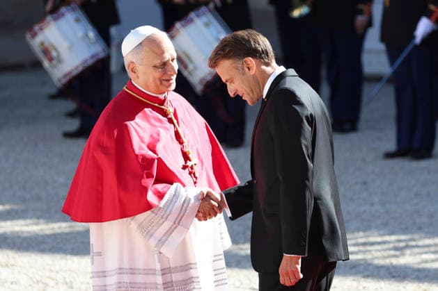 NEWS : Accueil de Sa Saintete le Pape Leon XIV par le President de la Republique - Paris - 25 09 2026 Accueil de Sa SaintetÃ le Pape LÃ on XIV par le PrÃ sident de la RÃ publique, Emmanuel Macron au Palais de l™ElysÃ e ParisFrance  Copyright: xMichtofx