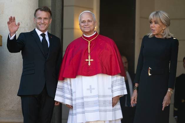 POPE S VISIT TO FRANCE PHOTOPQR OUEST FRANCE Stéphane Geufroi Paris September 25, 2026 Léon XIV begins aa historic four-day visit to France—an event for which one million people are expected. The Pope is received by President Emmanuel Macron at the Élysée Palace on September 25, 2026, Paris, France. Pope Leo XIV is on an apostolic visit to France from September 25 to 28, 2026. The Pope is received by the President of the Republic, Emmanuel Macron, at the Élysée Palace, Paris, France.  Copyright: xPHOTOPQR OUESTxFRANCE MAXPPPxStéphanexGeufroix 20260925OFR7221 20260925OFR7220