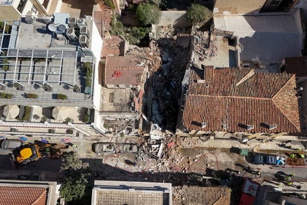 An explosion in Athens injures at least 2 people ATHENS, GREECE - SEPTEMBER 25: An aerial view of firefighters operating following a blast that caused a building to collapse and injured two people in Athens, Greece on September 25, 2026. Costas Baltas Anadolu Athens Greece. Editorial use only. Please get in touch for any other usage.  Copyright: x2026xAnadoluxCostasxBaltasx