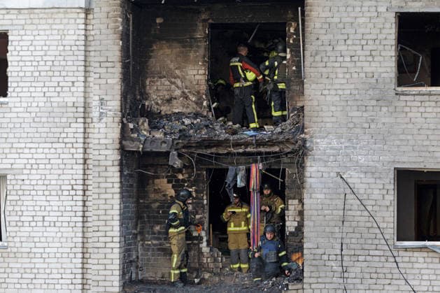 Rescuers work at an apartment block in the Pechersk district, struck by a Russian drone, Kyiv, Ukraine, September 25, 2026. A 14-year-old boy was killed, and at least seven people were injured in the attack. (Photo by Kyrylo Chubotin Ukrinform) Russian drone hits apartment block in central Kyiv  Copyright: xKirillxChubotinx