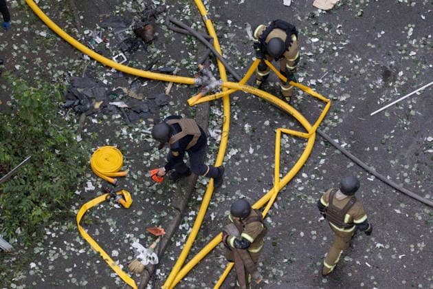 Rescuers work at an apartment block in the Pechersk district, struck by a Russian drone, Kyiv, Ukraine, September 25, 2026. A 14-year-old boy was killed, and at least seven people were injured in the attack. (Photo by Kyrylo Chubotin Ukrinform) Russian drone hits apartment block in central Kyiv  Copyright: xKirillxChubotinx