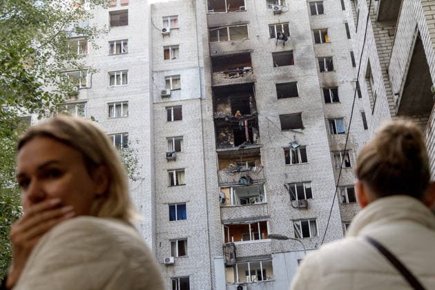 Rescuers work at an apartment block in the Pechersk district, struck by a Russian drone, Kyiv, Ukraine, September 25, 2026. A 14-year-old boy was killed, and at least seven people were injured in the attack. (Photo by Kyrylo Chubotin Ukrinform) Russian drone hits apartment block in central Kyiv  Copyright: xKirillxChubotinx