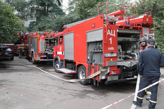 Fire engines are parked outside an apartment block in the Pechersk district, struck by a Russian drone strike, Kyiv, Ukraine, September 25, 2026. A 14-year-old boy was killed, and at least seven people were injured in the attack. (Photo by Kyrylo Chubotin Ukrinform) Russian drone hits apartment block in central Kyiv  Copyright: xKirillxChubotinx