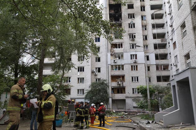 Rescuers and volunteers of a rapid response unit of the Ukrainian Red Cross Society stay outside an apartment block in the Pechersk district, struck by a Russian drone, Kyiv, Ukraine, September 25, 2026. A 14-year-old boy was killed, and at least seven people were injured in the attack. (Photo by Kyrylo Chubotin Ukrinform) Russian drone hits apartment block in central Kyiv  Copyright: xKirillxChubotinx