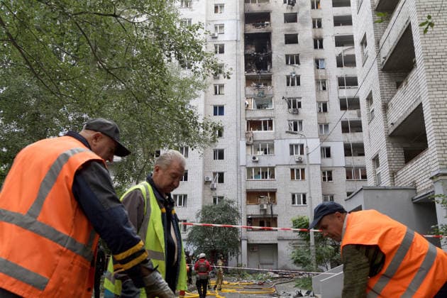 Municipal workers deal with the consequences of a Russian drone strike on an apartment block in the Pechersk district, Kyiv, Ukraine, September 25, 2026. A 14-year-old boy was killed, and at least seven people were injured in the attack. (Photo by Kyrylo Chubotin Ukrinform) Russian drone hits apartment block in central Kyiv  Copyright: xKirillxChubotinx
