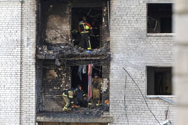 Rescuers work at an apartment block in the Pechersk district, struck by a Russian drone, Kyiv, Ukraine, September 25, 2026. A 14-year-old boy was killed, and at least seven people were injured in the attack. (Photo by Kyrylo Chubotin Ukrinform) Russian drone hits apartment block in central Kyiv  Copyright: xKirillxChubotinx