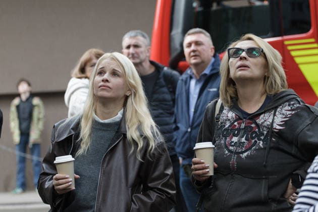 People watch a response effort outside an apartment block in the Pechersk district, struck by a Russian drone strike, Kyiv, Ukraine, September 25, 2026. A 14-year-old boy was killed, and at least seven people were injured in the attack. (Photo by Kyrylo Chubotin Ukrinform) Russian drone hits apartment block in central Kyiv  Copyright: xKirillxChubotinx