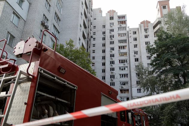 A fire engine is parked outside an apartment block in the Pechersk district, struck by a Russian drone strike, Kyiv, Ukraine, September 25, 2026. A 14-year-old boy was killed, and at least seven people were injured in the attack. (Photo by Kyrylo Chubotin Ukrinform) Russian drone hits apartment block in central Kyiv  Copyright: xKirillxChubotinx