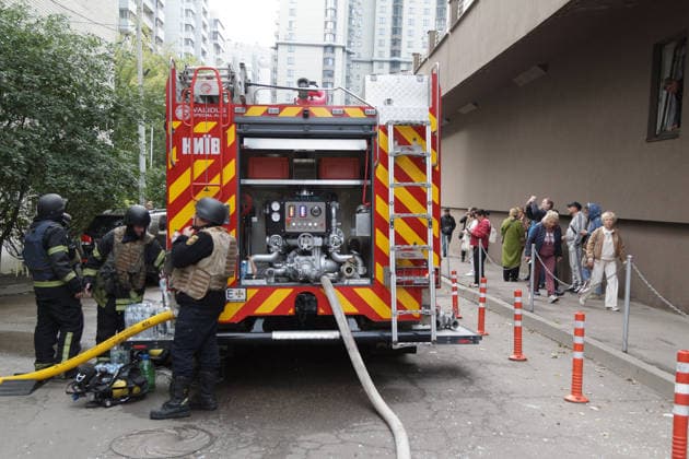 Rescuers stand by a fire engine near an apartment block in the Pechersk district, struck by a Russian drone, Kyiv, Ukraine, September 25, 2026. A 14-year-old boy was killed, and at least seven people were injured in the attack. (Photo by Kyrylo Chubotin Ukrinform) Russian drone hits apartment block in central Kyiv  Copyright: xKirillxChubotinx