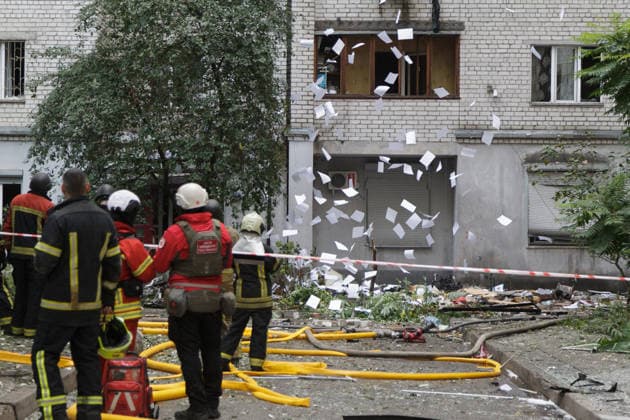 Rescuers and volunteers of a rapid response unit of the Ukrainian Red Cross Society stay outside an apartment block in the Pechersk district, struck by a Russian drone, Kyiv, Ukraine, September 25, 2026. A 14-year-old boy was killed, and at least seven people were injured in the attack. (Photo by Kyrylo Chubotin Ukrinform) Russian drone hits apartment block in central Kyiv  Copyright: xKirillxChubotinx