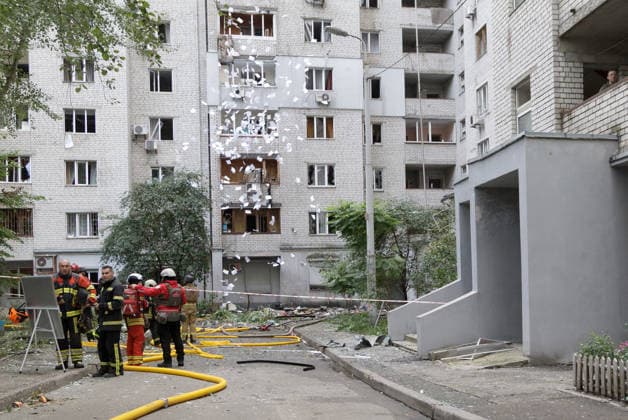 Rescuers and volunteers of a rapid response unit of the Ukrainian Red Cross Society stay outside an apartment block in the Pechersk district, struck by a Russian drone, Kyiv, Ukraine, September 25, 2026. A 14-year-old boy was killed, and at least seven people were injured in the attack. (Photo by Kyrylo Chubotin Ukrinform) Russian drone hits apartment block in central Kyiv  Copyright: xKirillxChubotinx