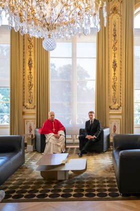 French President Emmanuel Macron welcomes Pope Leo XIV to the Élysée Palace on September 25, 2026, in Paris, France. Pope Leo XIV is making his first official visit to France from September 25 to 28, with stops in Paris, Lourdes, and Metz. While in Paris, the pontiff’s agenda includes a meeting with French President Emmanuel Macron, a prayer service at Notre Dame Cathedral, and an open-air Mass along the Champs-Élysées, among other engagements. The trip marks the first papal visit to the European country since Benedict XVI visited in 2008. Eliot Blondet, Pool Bestimage, Paris, France Copyright: xEliotxBlondet Pool BestimagexEliotxBlondet Pool Bestimagex