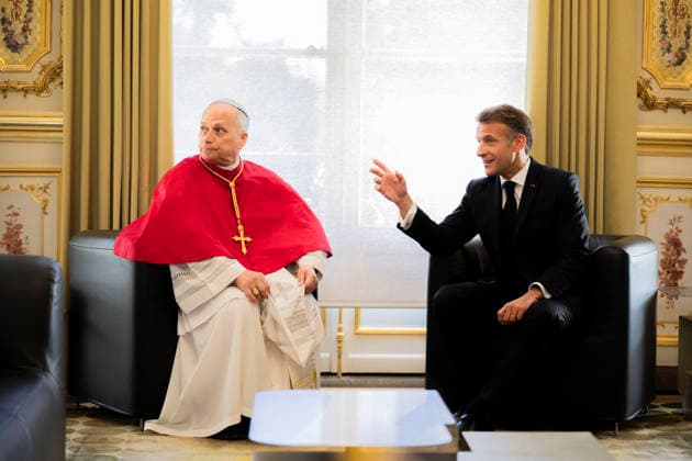 French President Emmanuel Macron welcomes Pope Leo XIV to the Élysée Palace on September 25, 2026, in Paris, France. Pope Leo XIV is making his first official visit to France from September 25 to 28, with stops in Paris, Lourdes, and Metz. While in Paris, the pontiff’s agenda includes a meeting with French President Emmanuel Macron, a prayer service at Notre Dame Cathedral, and an open-air Mass along the Champs-Élysées, among other engagements. The trip marks the first papal visit to the European country since Benedict XVI visited in 2008. Eliot Blondet, Pool Bestimage, Paris, France Copyright: xEliotxBlondet Pool BestimagexEliotxBlondet Pool Bestimagex