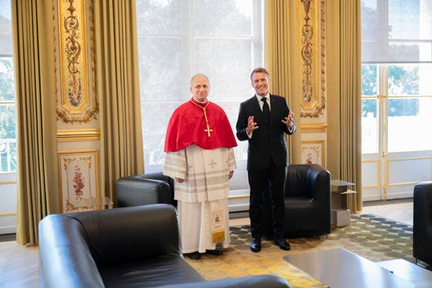 French President Emmanuel Macron welcomes Pope Leo XIV to the Élysée Palace on September 25, 2026, in Paris, France. Pope Leo XIV is making his first official visit to France from September 25 to 28, with stops in Paris, Lourdes, and Metz. While in Paris, the pontiff’s agenda includes a meeting with French President Emmanuel Macron, a prayer service at Notre Dame Cathedral, and an open-air Mass along the Champs-Élysées, among other engagements. The trip marks the first papal visit to the European country since Benedict XVI visited in 2008. Eliot Blondet, Pool Bestimage, Paris, France Copyright: xEliotxBlondet Pool BestimagexEliotxBlondet Pool Bestimagex