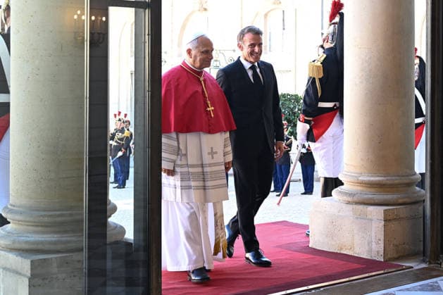 French President Emmanuel Macron welcomes Pope Leo XIV at the Élysée Palace during his apostolic visit to Paris. Élysée Palace, Paris, France. Friday, September 25, 2026. Jeanne Accorsini. Pool. Bestimage. Paris, France.  Copyright: xJeannexAccorsinix xPoolx xBestimagexJeannexAccorsinix xPoolx xBestimagex