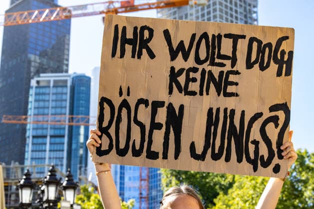 Schulstreik gegen Wehrpflicht in Frankfurt 25.09.2026: Mädchen hält Plakat hoch mit der Aufschrift: Ihr wolltet doch keine bösen Jungs? vor Frankfurter Skyline. Schüler und junge Menschen demonstrieren bei einem Schulstreik gegen die Wehrpflicht in Frankfurt am Main. Die Demonstration startete an der Alten Oper und richtet sich gegen eine Wiedereinführung beziehungsweise Ausweitung der Wehrpflicht und verpflichtender Musterungen. Die Teilnehmer fordern unter anderem mehr Mitsprache junger Menschen in der Wehrpflichtdebatte und setzen sich nach Angaben der Veranstalter gegen Militarisierung und für Investitionen in Bildung ein. Der Protest ist Teil bundesweiter Schulstreiks gegen die Wehrpflicht. Frankfurt am Main Alte Oper Hessen De
