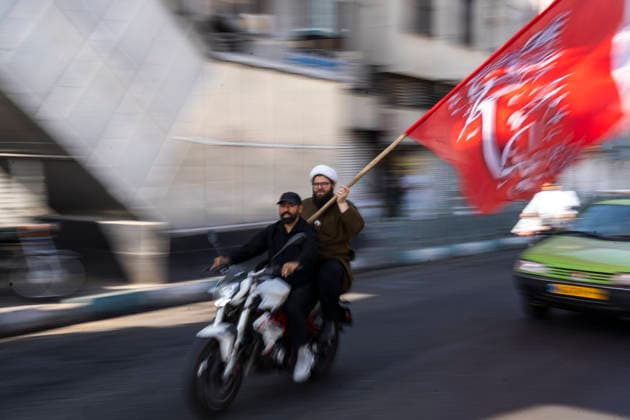 Sacrifice for Iran motorcycle rally in Tehran, Iran - 25 Sept 2026 An Iranian cleric holds a flag while riding on a motorcycle during the 40,000-strong Sacrifice for Iran motorcycle rally. Tehran Iran Copyright: xFoadxAshtarix xSOPAxImagesx FASHTARI-04646