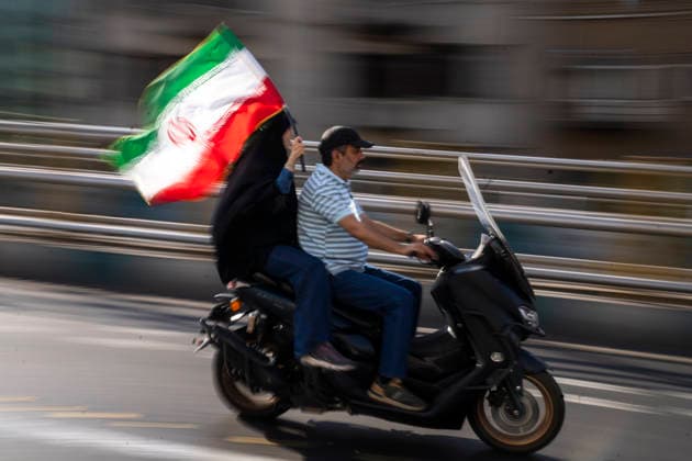 Sacrifice for Iran motorcycle rally in Tehran, Iran - 25 Sept 2026 A woman holds the Iranian flag as they ride a motorcycle during the 40,000-strong Sacrifice for Iran motorcycle rally. Tehran Iran Copyright: xFoadxAshtarix xSOPAxImagesx FASHTARI-04696