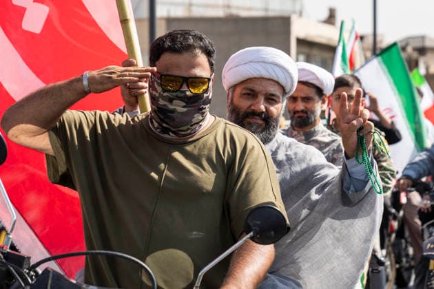 Sacrifice for Iran motorcycle rally in Tehran, Iran - 25 Sept 2026 A cleric shows a victory sign while a man in front of him gives a military salute during the 40,000-strong Sacrifice for Iran motorcycle rally. Tehran Iran Copyright: xFoadxAshtarix xSOPAxImagesx FASHTARI-05859