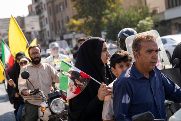 September 25, 2026, Tehran, Iran: A family rides a motorcycle during the 40,000-strong Sacrifice for Iran motorcycle rally. Tehran Iran  - ZUMAs197 20260925_aaa_s197_012 Copyright: xFoadxAshtarix