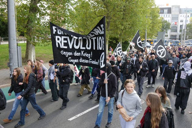 Leipzig - Schüler ziehen gegen Wehrdienst durch Leipzig Demonstration sorgt für Verkehrsbehinderungen Am Freitag demonstrierten in Leipzig Schülerinnen und Schüler sowie weitere Teilnehmer gegen den neuen Wehrdienst und eine mögliche Wiedereinführung der Wehrpflicht. Der Protest war Teil eines bundesweiten Aktionstages mit Demonstrationen in zahlreichen Städten. In Leipzig richtete sich der Protest insbesondere gegen das seit Jahresbeginn geltende Wehrdienstgesetz sowie die Musterung junger Männer. Nach mehreren Zubringerdemonstrationen aus verschiedenen Teilen der Stadt kamen die Teilnehmer zunächst am Wilhelm-Leuschner-Platz zusammen. Von dort setzte sich ab dem Mittag der zentrale Demonstrationszug durch die Leipziger Innens Copyright: xEHLxMedia BjörnxStachx 20260925_wehrpflicht-demo-leipzig_10
