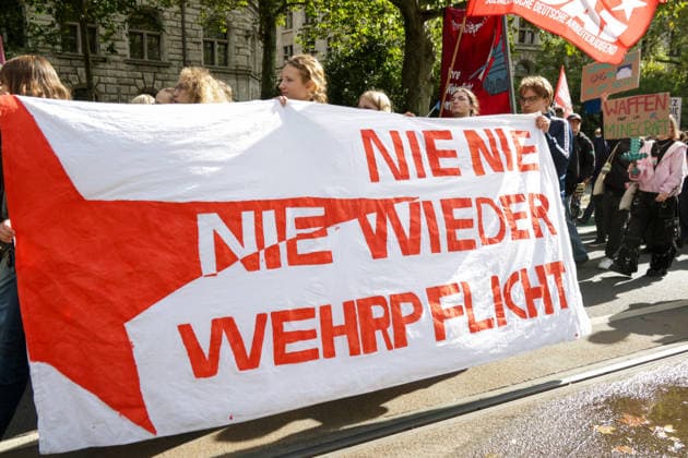 Leipzig - Schüler ziehen gegen Wehrdienst durch Leipzig Demonstration sorgt für Verkehrsbehinderungen Am Freitag demonstrierten in Leipzig Schülerinnen und Schüler sowie weitere Teilnehmer gegen den neuen Wehrdienst und eine mögliche Wiedereinführung der Wehrpflicht. Der Protest war Teil eines bundesweiten Aktionstages mit Demonstrationen in zahlreichen Städten. In Leipzig richtete sich der Protest insbesondere gegen das seit Jahresbeginn geltende Wehrdienstgesetz sowie die Musterung junger Männer. Nach mehreren Zubringerdemonstrationen aus verschiedenen Teilen der Stadt kamen die Teilnehmer zunächst am Wilhelm-Leuschner-Platz zusammen. Von dort setzte sich ab dem Mittag der zentrale Demonstrationszug durch die Leipziger Innens Copyright: xEHLxMedia BjörnxStachx 20260925_wehrpflicht-demo-leipzig_11