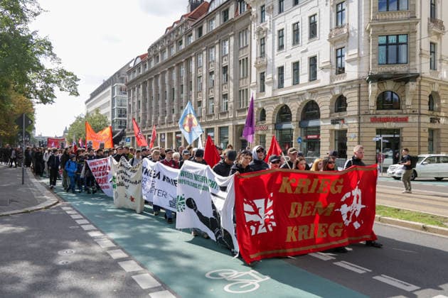 Leipzig - Schüler ziehen gegen Wehrdienst durch Leipzig Demonstration sorgt für Verkehrsbehinderungen Am Freitag demonstrierten in Leipzig Schülerinnen und Schüler sowie weitere Teilnehmer gegen den neuen Wehrdienst und eine mögliche Wiedereinführung der Wehrpflicht. Der Protest war Teil eines bundesweiten Aktionstages mit Demonstrationen in zahlreichen Städten. In Leipzig richtete sich der Protest insbesondere gegen das seit Jahresbeginn geltende Wehrdienstgesetz sowie die Musterung junger Männer. Nach mehreren Zubringerdemonstrationen aus verschiedenen Teilen der Stadt kamen die Teilnehmer zunächst am Wilhelm-Leuschner-Platz zusammen. Von dort setzte sich ab dem Mittag der zentrale Demonstrationszug durch die Leipziger Innens Copyright: xEHLxMedia BjörnxStachx 20260925_wehrpflicht-demo-leipzig_13