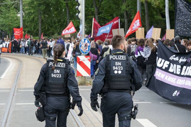 Leipzig - Schüler ziehen gegen Wehrdienst durch Leipzig Demonstration sorgt für Verkehrsbehinderungen Am Freitag demonstrierten in Leipzig Schülerinnen und Schüler sowie weitere Teilnehmer gegen den neuen Wehrdienst und eine mögliche Wiedereinführung der Wehrpflicht. Der Protest war Teil eines bundesweiten Aktionstages mit Demonstrationen in zahlreichen Städten. In Leipzig richtete sich der Protest insbesondere gegen das seit Jahresbeginn geltende Wehrdienstgesetz sowie die Musterung junger Männer. Nach mehreren Zubringerdemonstrationen aus verschiedenen Teilen der Stadt kamen die Teilnehmer zunächst am Wilhelm-Leuschner-Platz zusammen. Von dort setzte sich ab dem Mittag der zentrale Demonstrationszug durch die Leipziger Innens Copyright: xEHLxMedia BjörnxStachx 20260925_wehrpflicht-demo-leipzig_17