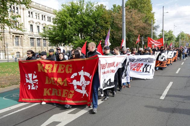 Leipzig - Schüler ziehen gegen Wehrdienst durch Leipzig Demonstration sorgt für Verkehrsbehinderungen Am Freitag demonstrierten in Leipzig Schülerinnen und Schüler sowie weitere Teilnehmer gegen den neuen Wehrdienst und eine mögliche Wiedereinführung der Wehrpflicht. Der Protest war Teil eines bundesweiten Aktionstages mit Demonstrationen in zahlreichen Städten. In Leipzig richtete sich der Protest insbesondere gegen das seit Jahresbeginn geltende Wehrdienstgesetz sowie die Musterung junger Männer. Nach mehreren Zubringerdemonstrationen aus verschiedenen Teilen der Stadt kamen die Teilnehmer zunächst am Wilhelm-Leuschner-Platz zusammen. Von dort setzte sich ab dem Mittag der zentrale Demonstrationszug durch die Leipziger Innens Copyright: xEHLxMedia BjörnxStachx 20260925_wehrpflicht-demo-leipzig_2