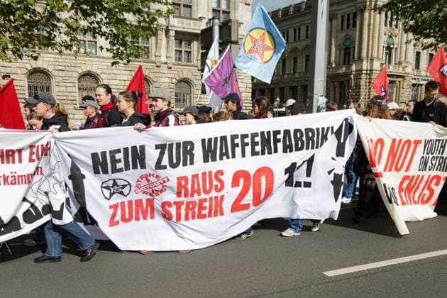 Leipzig - Schüler ziehen gegen Wehrdienst durch Leipzig Demonstration sorgt für Verkehrsbehinderungen Am Freitag demonstrierten in Leipzig Schülerinnen und Schüler sowie weitere Teilnehmer gegen den neuen Wehrdienst und eine mögliche Wiedereinführung der Wehrpflicht. Der Protest war Teil eines bundesweiten Aktionstages mit Demonstrationen in zahlreichen Städten. In Leipzig richtete sich der Protest insbesondere gegen das seit Jahresbeginn geltende Wehrdienstgesetz sowie die Musterung junger Männer. Nach mehreren Zubringerdemonstrationen aus verschiedenen Teilen der Stadt kamen die Teilnehmer zunächst am Wilhelm-Leuschner-Platz zusammen. Von dort setzte sich ab dem Mittag der zentrale Demonstrationszug durch die Leipziger Innens Copyright: xEHLxMedia BjörnxStachx 20260925_wehrpflicht-demo-leipzig_3