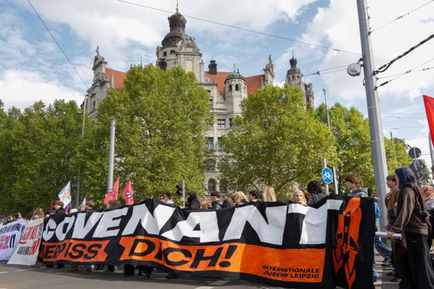 Leipzig - Schüler ziehen gegen Wehrdienst durch Leipzig Demonstration sorgt für Verkehrsbehinderungen Am Freitag demonstrierten in Leipzig Schülerinnen und Schüler sowie weitere Teilnehmer gegen den neuen Wehrdienst und eine mögliche Wiedereinführung der Wehrpflicht. Der Protest war Teil eines bundesweiten Aktionstages mit Demonstrationen in zahlreichen Städten. In Leipzig richtete sich der Protest insbesondere gegen das seit Jahresbeginn geltende Wehrdienstgesetz sowie die Musterung junger Männer. Nach mehreren Zubringerdemonstrationen aus verschiedenen Teilen der Stadt kamen die Teilnehmer zunächst am Wilhelm-Leuschner-Platz zusammen. Von dort setzte sich ab dem Mittag der zentrale Demonstrationszug durch die Leipziger Innens Copyright: xEHLxMedia BjörnxStachx 20260925_wehrpflicht-demo-leipzig_5