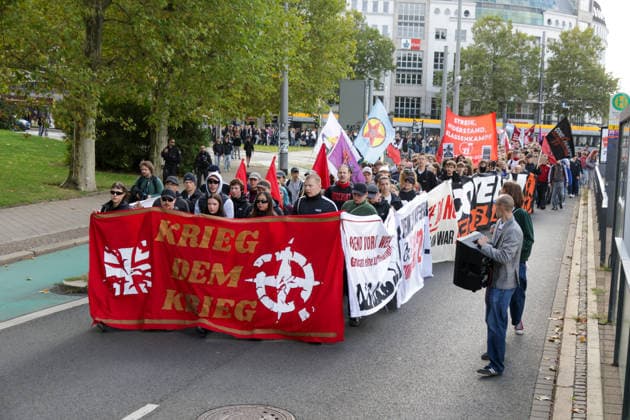 Leipzig - Schüler ziehen gegen Wehrdienst durch Leipzig Demonstration sorgt für Verkehrsbehinderungen Am Freitag demonstrierten in Leipzig Schülerinnen und Schüler sowie weitere Teilnehmer gegen den neuen Wehrdienst und eine mögliche Wiedereinführung der Wehrpflicht. Der Protest war Teil eines bundesweiten Aktionstages mit Demonstrationen in zahlreichen Städten. In Leipzig richtete sich der Protest insbesondere gegen das seit Jahresbeginn geltende Wehrdienstgesetz sowie die Musterung junger Männer. Nach mehreren Zubringerdemonstrationen aus verschiedenen Teilen der Stadt kamen die Teilnehmer zunächst am Wilhelm-Leuschner-Platz zusammen. Von dort setzte sich ab dem Mittag der zentrale Demonstrationszug durch die Leipziger Innens Copyright: xEHLxMedia BjörnxStachx 20260925_wehrpflicht-demo-leipzig_6
