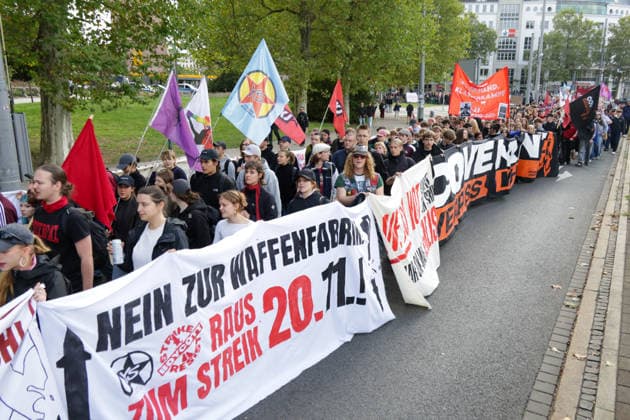 Leipzig - Schüler ziehen gegen Wehrdienst durch Leipzig Demonstration sorgt für Verkehrsbehinderungen Am Freitag demonstrierten in Leipzig Schülerinnen und Schüler sowie weitere Teilnehmer gegen den neuen Wehrdienst und eine mögliche Wiedereinführung der Wehrpflicht. Der Protest war Teil eines bundesweiten Aktionstages mit Demonstrationen in zahlreichen Städten. In Leipzig richtete sich der Protest insbesondere gegen das seit Jahresbeginn geltende Wehrdienstgesetz sowie die Musterung junger Männer. Nach mehreren Zubringerdemonstrationen aus verschiedenen Teilen der Stadt kamen die Teilnehmer zunächst am Wilhelm-Leuschner-Platz zusammen. Von dort setzte sich ab dem Mittag der zentrale Demonstrationszug durch die Leipziger Innens Copyright: xEHLxMedia BjörnxStachx 20260925_wehrpflicht-demo-leipzig_7
