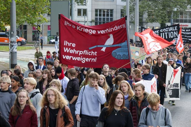 Leipzig - Schüler ziehen gegen Wehrdienst durch Leipzig Demonstration sorgt für Verkehrsbehinderungen Am Freitag demonstrierten in Leipzig Schülerinnen und Schüler sowie weitere Teilnehmer gegen den neuen Wehrdienst und eine mögliche Wiedereinführung der Wehrpflicht. Der Protest war Teil eines bundesweiten Aktionstages mit Demonstrationen in zahlreichen Städten. In Leipzig richtete sich der Protest insbesondere gegen das seit Jahresbeginn geltende Wehrdienstgesetz sowie die Musterung junger Männer. Nach mehreren Zubringerdemonstrationen aus verschiedenen Teilen der Stadt kamen die Teilnehmer zunächst am Wilhelm-Leuschner-Platz zusammen. Von dort setzte sich ab dem Mittag der zentrale Demonstrationszug durch die Leipziger Innens Copyright: xEHLxMedia BjörnxStachx 20260925_wehrpflicht-demo-leipzig_8