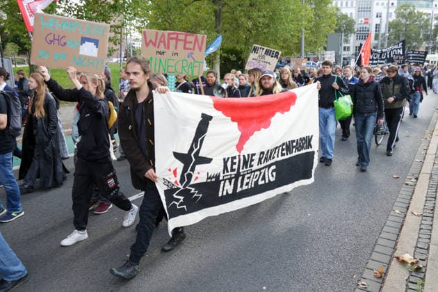Leipzig - Schüler ziehen gegen Wehrdienst durch Leipzig Demonstration sorgt für Verkehrsbehinderungen Am Freitag demonstrierten in Leipzig Schülerinnen und Schüler sowie weitere Teilnehmer gegen den neuen Wehrdienst und eine mögliche Wiedereinführung der Wehrpflicht. Der Protest war Teil eines bundesweiten Aktionstages mit Demonstrationen in zahlreichen Städten. In Leipzig richtete sich der Protest insbesondere gegen das seit Jahresbeginn geltende Wehrdienstgesetz sowie die Musterung junger Männer. Nach mehreren Zubringerdemonstrationen aus verschiedenen Teilen der Stadt kamen die Teilnehmer zunächst am Wilhelm-Leuschner-Platz zusammen. Von dort setzte sich ab dem Mittag der zentrale Demonstrationszug durch die Leipziger Innens Copyright: xEHLxMedia BjörnxStachx 20260925_wehrpflicht-demo-leipzig_9