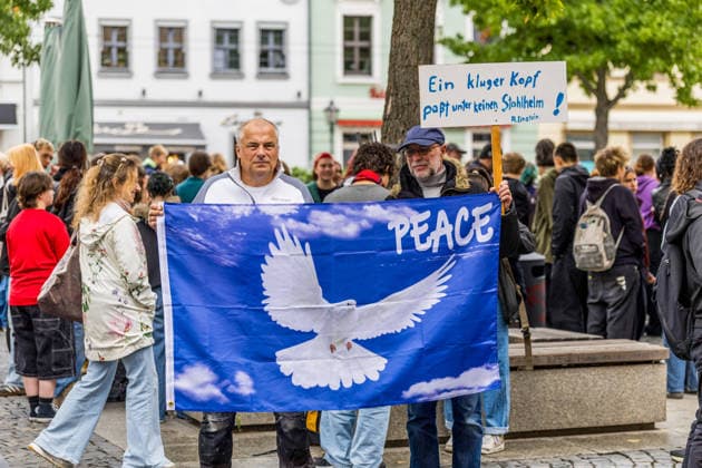 Schulstreik gegen die Wehrpflicht: Hunderte Schüler tauschen in Cottbus das Klassenzimmer gegen die Straße – Wirbel um Max-Steenbeck-Gymnasium: Schüler soll wegen Streik-Flyern mit Suspendierung gedroht worden sein (Schüler und Organisatoren im O-Ton!) 7aIMG: 0574030 Es ist bereits der vierte bundesweite Aktionstag. Eine genehmigte Freistellung ist der Schulstreik nicht: Wer während der Unterrichtszeit teilnimmt, fehlt unentschuldigt. Die Teilnehmer nahmen das in Kauf. Auf Transparenten war unter anderem das Motto der Bewegung zu lesen: Die Reichen wollen Krieg, die Jugend eine Zukunft! Hintergrund ist der neue Wehrdienst. Für alle Männer ab Jahrgang 2008 ist die Musterung verpflichtend, flächendeckend soll sie ab Juli 2027 laufen. Der Copyright: 7aktuell.dex xLucaxWoitow 0574030 20260924_7a_WEHPFLICHTDEMO_574030