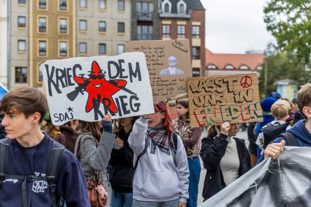 Schulstreik gegen die Wehrpflicht: Hunderte Schüler tauschen in Cottbus das Klassenzimmer gegen die Straße – Wirbel um Max-Steenbeck-Gymnasium: Schüler soll wegen Streik-Flyern mit Suspendierung gedroht worden sein (Schüler und Organisatoren im O-Ton!) 7aIMG: 0574033 Es ist bereits der vierte bundesweite Aktionstag. Eine genehmigte Freistellung ist der Schulstreik nicht: Wer während der Unterrichtszeit teilnimmt, fehlt unentschuldigt. Die Teilnehmer nahmen das in Kauf. Auf Transparenten war unter anderem das Motto der Bewegung zu lesen: Die Reichen wollen Krieg, die Jugend eine Zukunft! Hintergrund ist der neue Wehrdienst. Für alle Männer ab Jahrgang 2008 ist die Musterung verpflichtend, flächendeckend soll sie ab Juli 2027 laufen. Der Copyright: 7aktuell.dex xLucaxWoitow 0574033 20260924_7a_WEHPFLICHTDEMO_574033