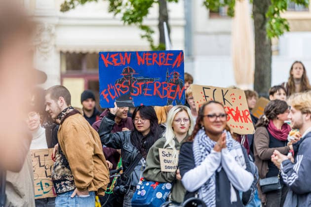 Schulstreik gegen die Wehrpflicht: Hunderte Schüler tauschen in Cottbus das Klassenzimmer gegen die Straße – Wirbel um Max-Steenbeck-Gymnasium: Schüler soll wegen Streik-Flyern mit Suspendierung gedroht worden sein (Schüler und Organisatoren im O-Ton!) 7aIMG: 0574034 Es ist bereits der vierte bundesweite Aktionstag. Eine genehmigte Freistellung ist der Schulstreik nicht: Wer während der Unterrichtszeit teilnimmt, fehlt unentschuldigt. Die Teilnehmer nahmen das in Kauf. Auf Transparenten war unter anderem das Motto der Bewegung zu lesen: Die Reichen wollen Krieg, die Jugend eine Zukunft! Hintergrund ist der neue Wehrdienst. Für alle Männer ab Jahrgang 2008 ist die Musterung verpflichtend, flächendeckend soll sie ab Juli 2027 laufen. Der Copyright: 7aktuell.dex xLucaxWoitow 0574034 20260924_7a_WEHPFLICHTDEMO_574034