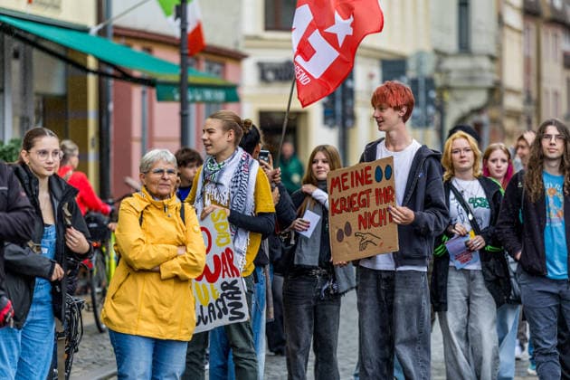 Schulstreik gegen die Wehrpflicht: Hunderte Schüler tauschen in Cottbus das Klassenzimmer gegen die Straße – Wirbel um Max-Steenbeck-Gymnasium: Schüler soll wegen Streik-Flyern mit Suspendierung gedroht worden sein (Schüler und Organisatoren im O-Ton!) 7aIMG: 0574035 Es ist bereits der vierte bundesweite Aktionstag. Eine genehmigte Freistellung ist der Schulstreik nicht: Wer während der Unterrichtszeit teilnimmt, fehlt unentschuldigt. Die Teilnehmer nahmen das in Kauf. Auf Transparenten war unter anderem das Motto der Bewegung zu lesen: Die Reichen wollen Krieg, die Jugend eine Zukunft! Hintergrund ist der neue Wehrdienst. Für alle Männer ab Jahrgang 2008 ist die Musterung verpflichtend, flächendeckend soll sie ab Juli 2027 laufen. Der Copyright: 7aktuell.dex xLucaxWoitow 0574035 20260924_7a_WEHPFLICHTDEMO_574035