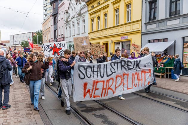 Schulstreik gegen die Wehrpflicht: Hunderte Schüler tauschen in Cottbus das Klassenzimmer gegen die Straße – Wirbel um Max-Steenbeck-Gymnasium: Schüler soll wegen Streik-Flyern mit Suspendierung gedroht worden sein (Schüler und Organisatoren im O-Ton!) 7aIMG: 0574036 Es ist bereits der vierte bundesweite Aktionstag. Eine genehmigte Freistellung ist der Schulstreik nicht: Wer während der Unterrichtszeit teilnimmt, fehlt unentschuldigt. Die Teilnehmer nahmen das in Kauf. Auf Transparenten war unter anderem das Motto der Bewegung zu lesen: Die Reichen wollen Krieg, die Jugend eine Zukunft! Hintergrund ist der neue Wehrdienst. Für alle Männer ab Jahrgang 2008 ist die Musterung verpflichtend, flächendeckend soll sie ab Juli 2027 laufen. Der Copyright: 7aktuell.dex xLucaxWoitow 0574036 20260924_7a_WEHPFLICHTDEMO_574036