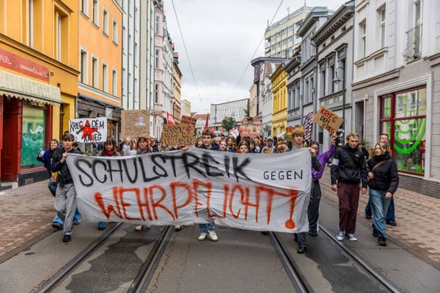 Schulstreik gegen die Wehrpflicht: Hunderte Schüler tauschen in Cottbus das Klassenzimmer gegen die Straße – Wirbel um Max-Steenbeck-Gymnasium: Schüler soll wegen Streik-Flyern mit Suspendierung gedroht worden sein (Schüler und Organisatoren im O-Ton!) 7aIMG: 0574037 Es ist bereits der vierte bundesweite Aktionstag. Eine genehmigte Freistellung ist der Schulstreik nicht: Wer während der Unterrichtszeit teilnimmt, fehlt unentschuldigt. Die Teilnehmer nahmen das in Kauf. Auf Transparenten war unter anderem das Motto der Bewegung zu lesen: Die Reichen wollen Krieg, die Jugend eine Zukunft! Hintergrund ist der neue Wehrdienst. Für alle Männer ab Jahrgang 2008 ist die Musterung verpflichtend, flächendeckend soll sie ab Juli 2027 laufen. Der Copyright: 7aktuell.dex xLucaxWoitow 0574037 20260924_7a_WEHPFLICHTDEMO_574037
