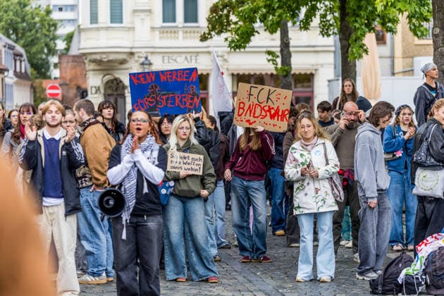 Schulstreik gegen die Wehrpflicht: Hunderte Schüler tauschen in Cottbus das Klassenzimmer gegen die Straße – Wirbel um Max-Steenbeck-Gymnasium: Schüler soll wegen Streik-Flyern mit Suspendierung gedroht worden sein (Schüler und Organisatoren im O-Ton!) 7aIMG: 0574039 Es ist bereits der vierte bundesweite Aktionstag. Eine genehmigte Freistellung ist der Schulstreik nicht: Wer während der Unterrichtszeit teilnimmt, fehlt unentschuldigt. Die Teilnehmer nahmen das in Kauf. Auf Transparenten war unter anderem das Motto der Bewegung zu lesen: Die Reichen wollen Krieg, die Jugend eine Zukunft! Hintergrund ist der neue Wehrdienst. Für alle Männer ab Jahrgang 2008 ist die Musterung verpflichtend, flächendeckend soll sie ab Juli 2027 laufen. Der Copyright: 7aktuell.dex xLucaxWoitow 0574039 20260924_7a_WEHPFLICHTDEMO_574039
