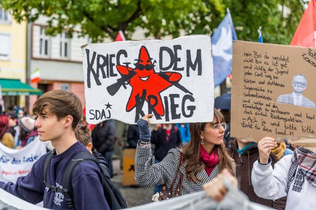 Schulstreik gegen die Wehrpflicht: Hunderte Schüler tauschen in Cottbus das Klassenzimmer gegen die Straße – Wirbel um Max-Steenbeck-Gymnasium: Schüler soll wegen Streik-Flyern mit Suspendierung gedroht worden sein (Schüler und Organisatoren im O-Ton!) 7aIMG: 0574040 Es ist bereits der vierte bundesweite Aktionstag. Eine genehmigte Freistellung ist der Schulstreik nicht: Wer während der Unterrichtszeit teilnimmt, fehlt unentschuldigt. Die Teilnehmer nahmen das in Kauf. Auf Transparenten war unter anderem das Motto der Bewegung zu lesen: Die Reichen wollen Krieg, die Jugend eine Zukunft! Hintergrund ist der neue Wehrdienst. Für alle Männer ab Jahrgang 2008 ist die Musterung verpflichtend, flächendeckend soll sie ab Juli 2027 laufen. Der Copyright: 7aktuell.dex xLucaxWoitow 0574040 20260924_7a_WEHPFLICHTDEMO_574040